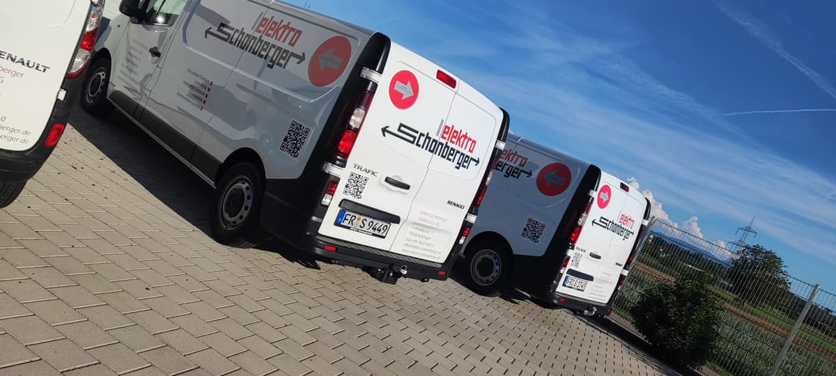 Drei Transporter eines Elektrobetriebs mit einheitlicher Beschriftung