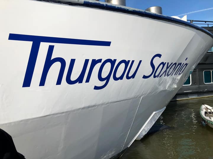 Bug eines Flusskreuzfahrtschiffs mit großem Schiffsnamen